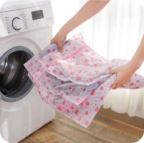 Đừng quên mua những sản phẩm bảo vệ quần áo khi giặt. (Ảnh: Lazada)
