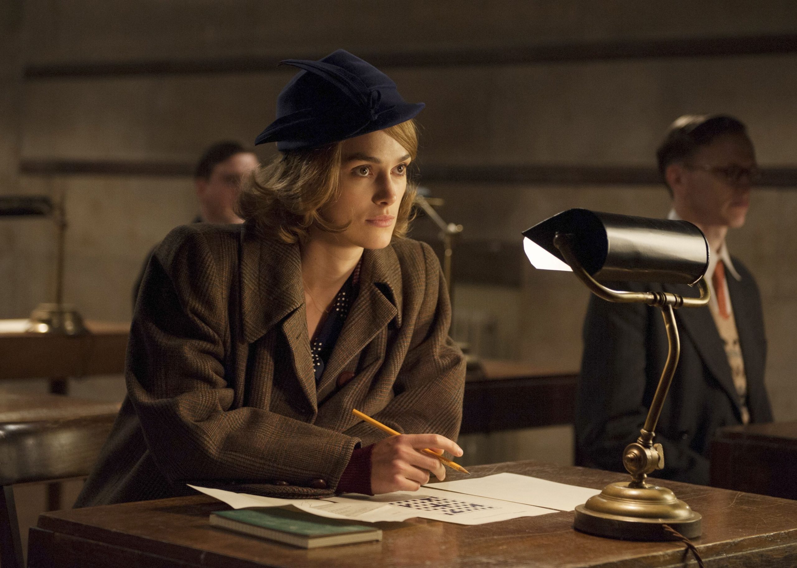 keira-knightley-thoi-trang-dark-academia