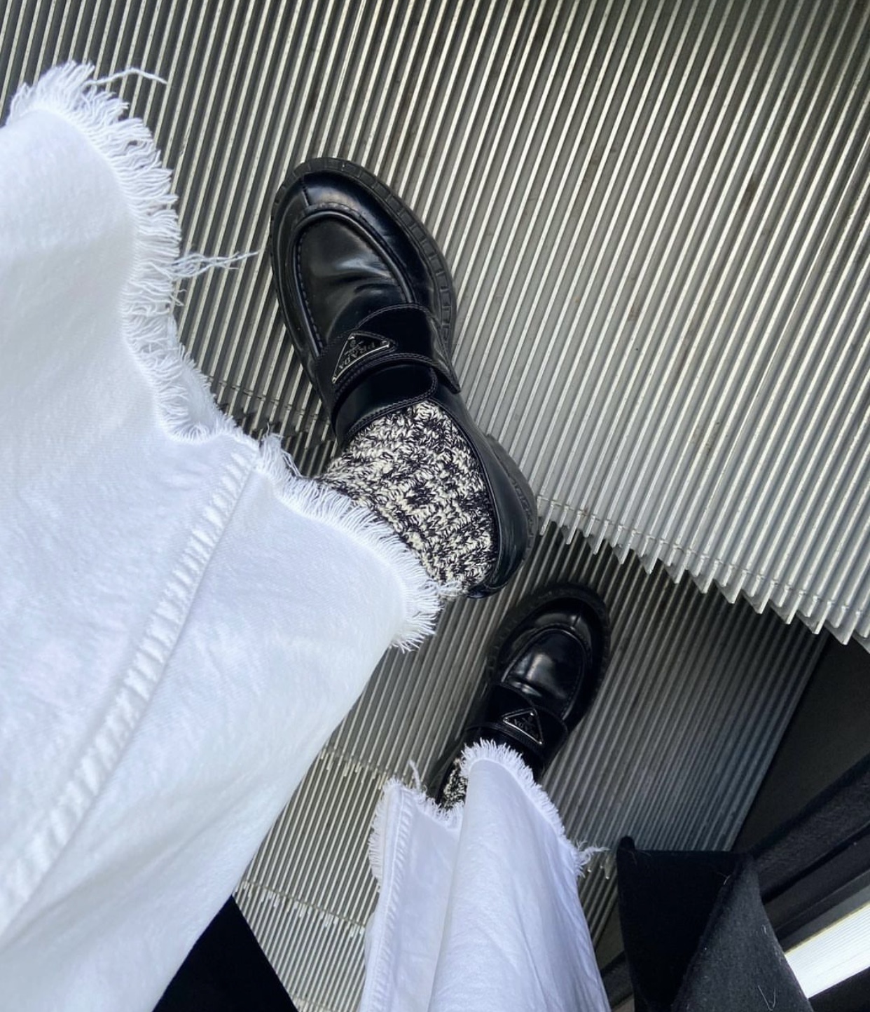 khoe giày thời thượng trên instagram feed