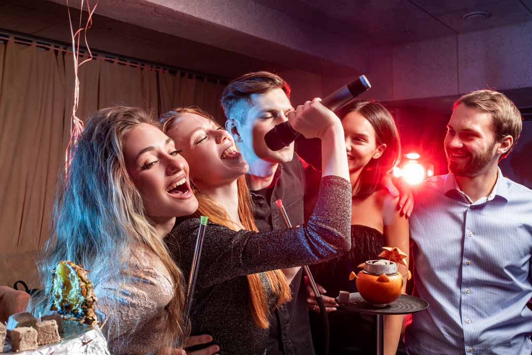 hát karaoke trong tiệc năm mới 