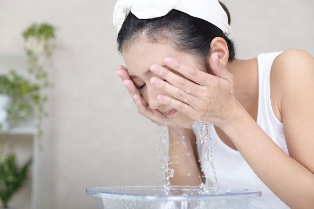 Rửa mặt cũng giúp tăng cường khả năng hấp thụ dưỡng chất của da