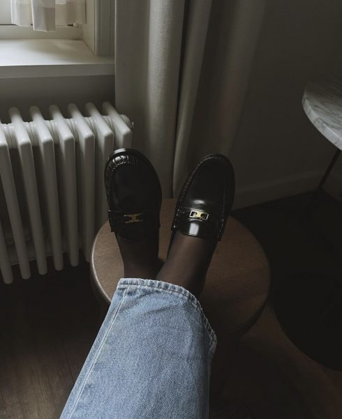 Giày loafer tạo vẻ ngoài sang trọng và có tính ứng dụng cao cho cô nàng công sở. (Ảnh: @anoukyve)