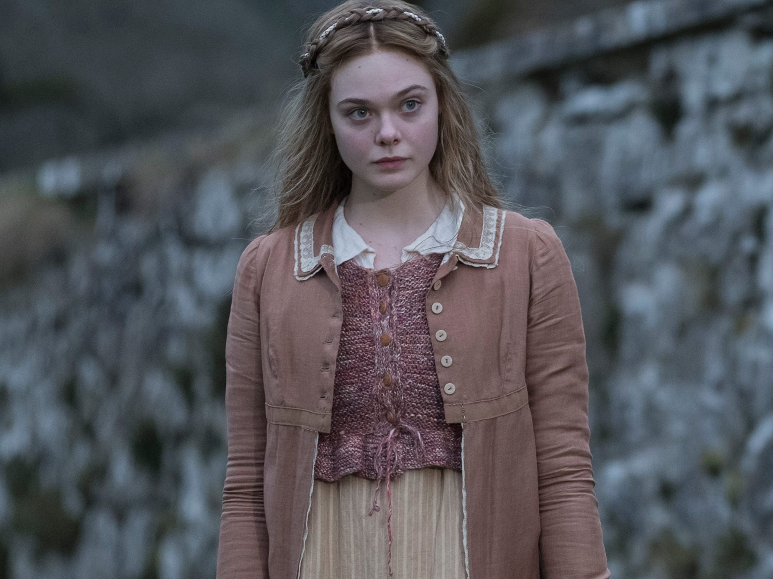 trang phục dark academia của elle fanning