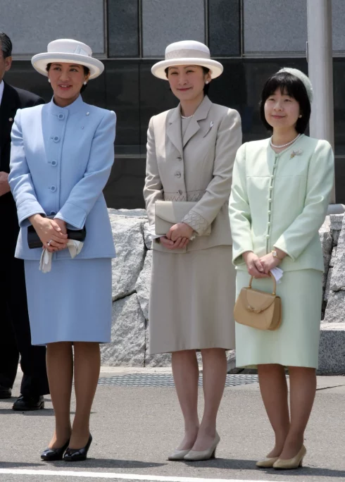 Ba nàng công chúa Nhật Bản cùng những phiên bản nút áo khác nhau. (Ảnh: Junko Kimura)