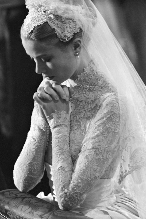 Cận cảnh hàng trăm hạt ngọc trai được đính kết tỉ mỉ trên tay áo của Grace Kelly. (Ảnh: Bettman)