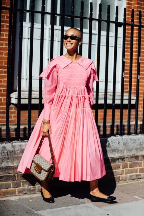 Adwoa Aboah rạng rỡ cùng đầm dáng xoè và giày búp bê. (Ảnh: Getty Images)