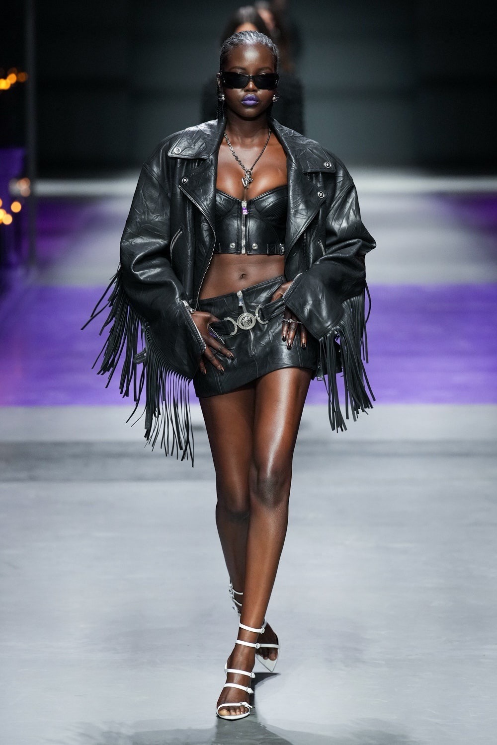 người mẫu da đen adut akech biểu diễn cho Versace