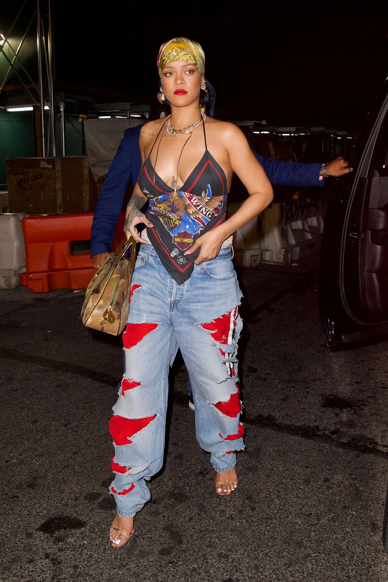 mix & match quần jean với rihanna