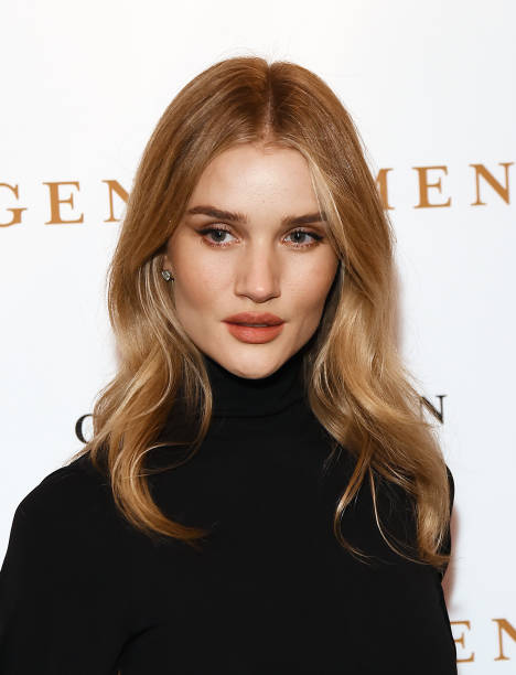 Rosie Huntington-Whiteley thường dùng đá lạnh để loại bỏ bọng mắt hoặc mụn trứng cá. Ảnh: Getty images. 