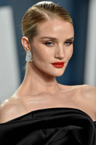 Rosie Huntington-Whiteley thường tẩy tế bào chết cho da mỗi buổi tối. Ảnh: Getty images.