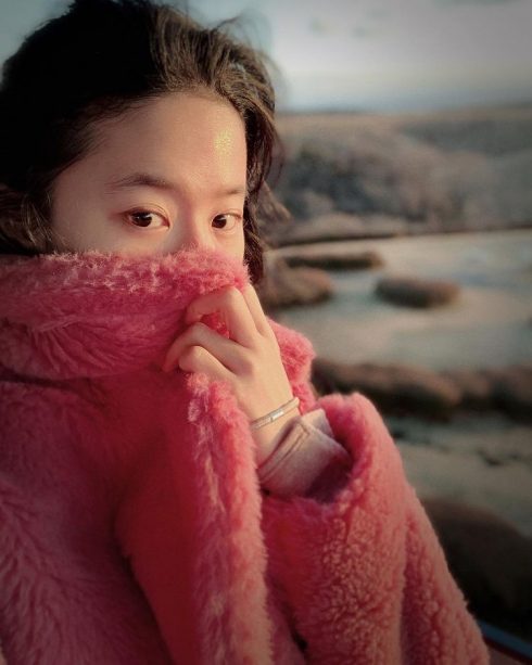 Bất kể khi đi núi hay đi biển, hay trong quá trình quay phim, người đẹp họ Lưu luôn mang theo mặt nạ giấy dưỡng ẩm. Ảnh: @yifei_cc.
