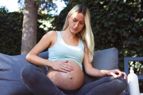 Phụ nữ mang thai đa số đều gặp tình trạng da bị rạn. Ảnh: Getty images. 