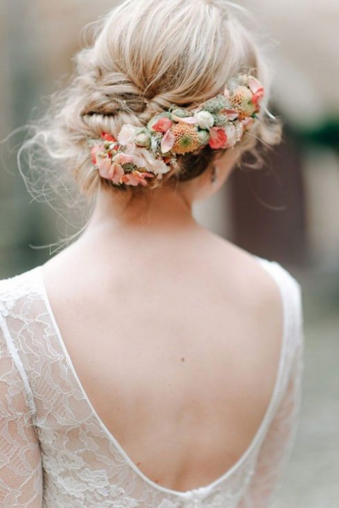 Hoa cài lệch vừa tôn vinh phần phía sau, vừa lấp ló trước mặt, làm khuôn mặt cô dâu thêm phần thanh lịch, rạng rỡ. Ảnh: Noivaansiosa.