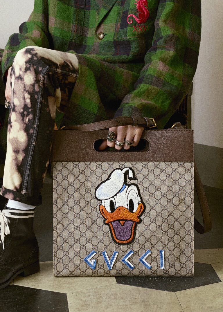 túi in hình nhân vật phim hoạt hình vịt donald của gucci