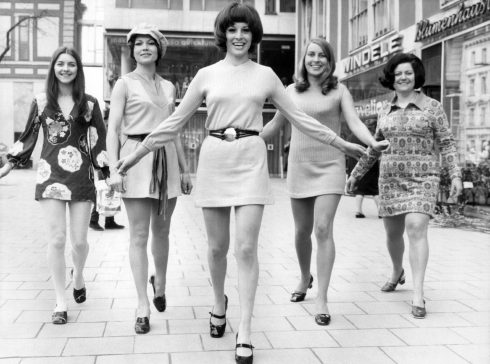 Miniskirt - một món đồ cơ bản trong tủ quần áo hiện đại, nhưng từng gây tranh cãi vì độ dài táo bạo những năm 60. (Ảnh: Getty Images)