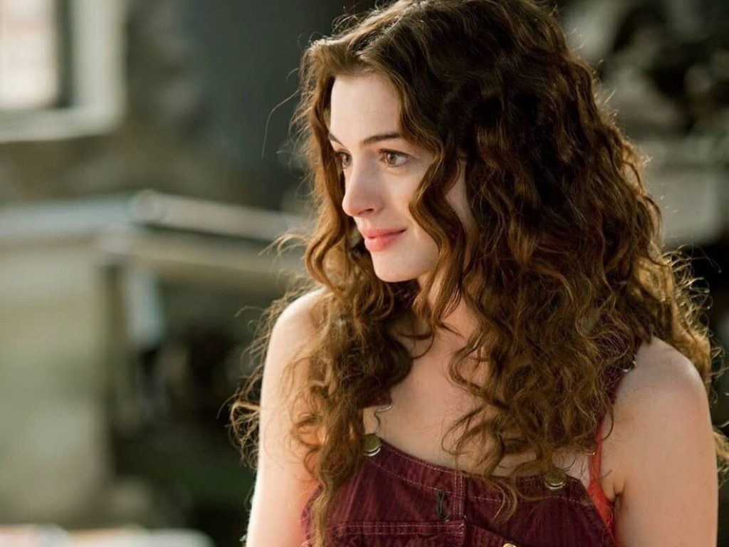 Anne Hathaway làm cho thương lưu giữ với loại tóc xoăn hippie đẫy mộng mơ. 