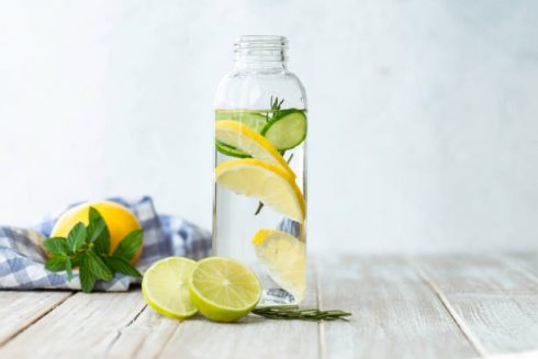 Nước detox chanh và dưa leo là một công thức kết hợp tuyệt vời để giúp bạn thanh lọc, thải độc, giảm mỡ vùng đùi. Ảnh: Getty images. 