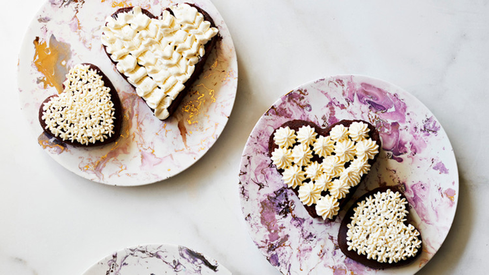 Bánh chocolate hình trái ngược tim phủ kem bơ trắng