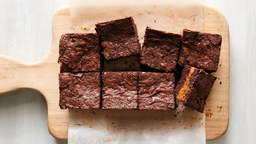 Ổ bánh chocolate được tách trở thành những khối vuông nhỏ