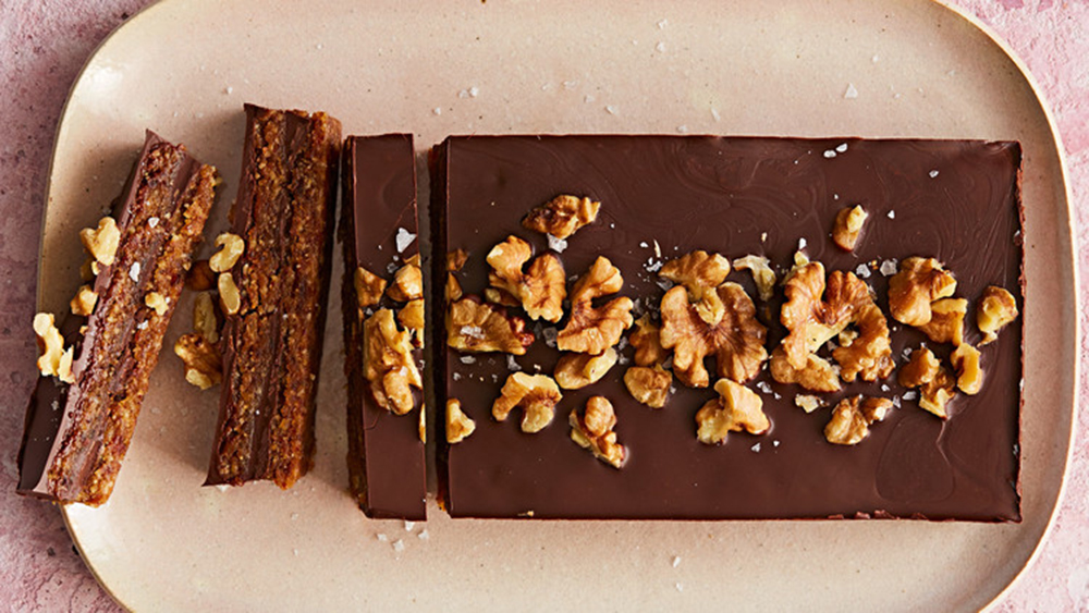 Thanh chocolate đen kịt phủ hạnh nhân lên bên trên 