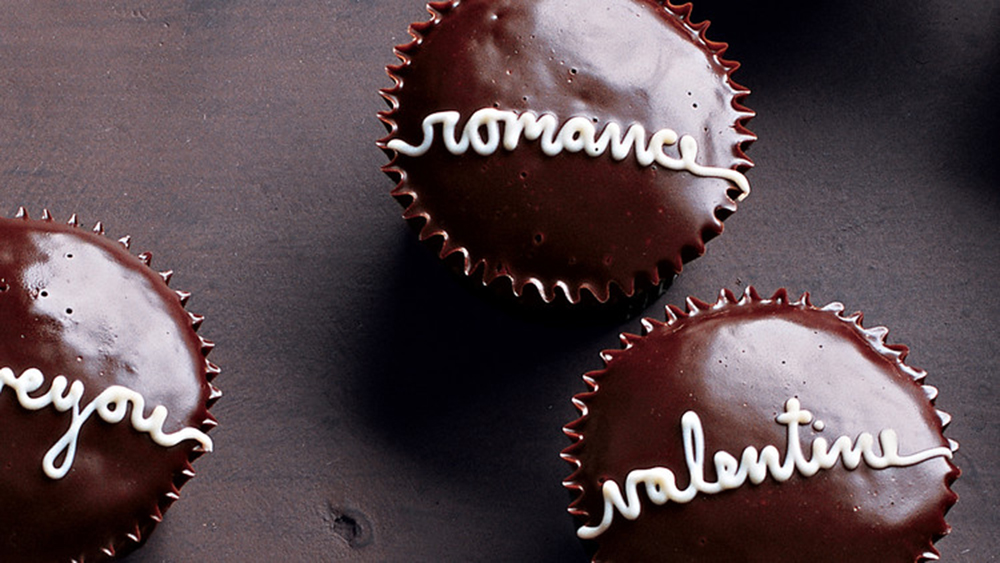Bánh cupcake chocoalate phủ chocolate tráng gương có dòng chữ bên trên