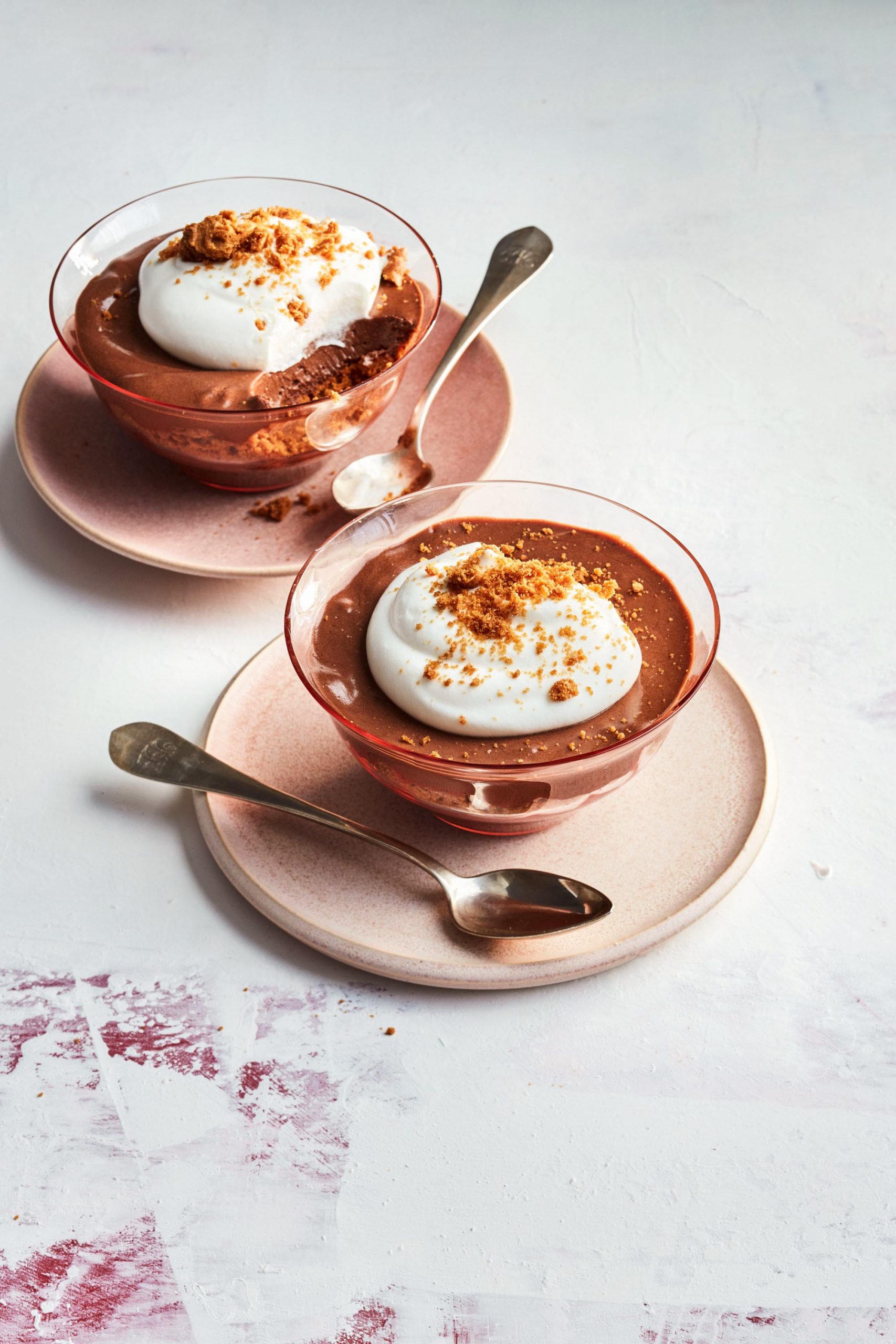 Bánh chocolate mousse được phủ kem tươi tỉnh và vụn bánh quy mặt mày trên