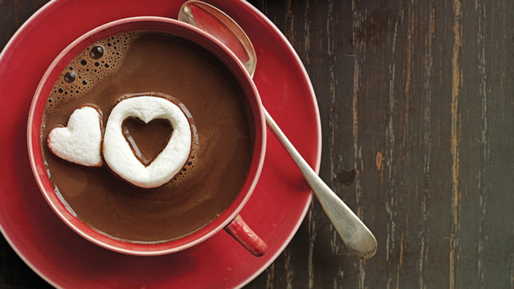 Cốc chocolate rét với kẹo marshmallow hình trái ngược tim phía bên trong valentine