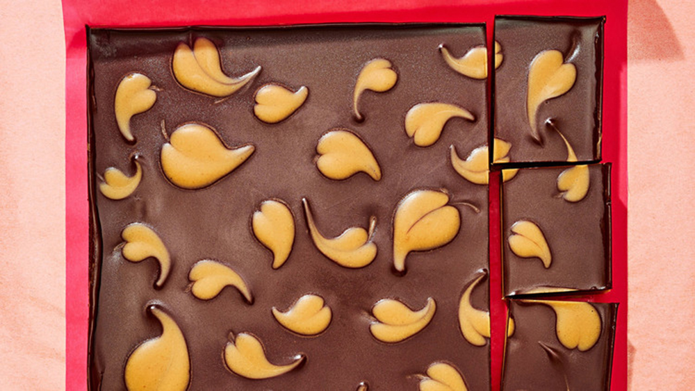 Mẻ bảnh chocolate được cắt thành ô vuông có phết kem bơ đậu phộng vàng bên trên valentine