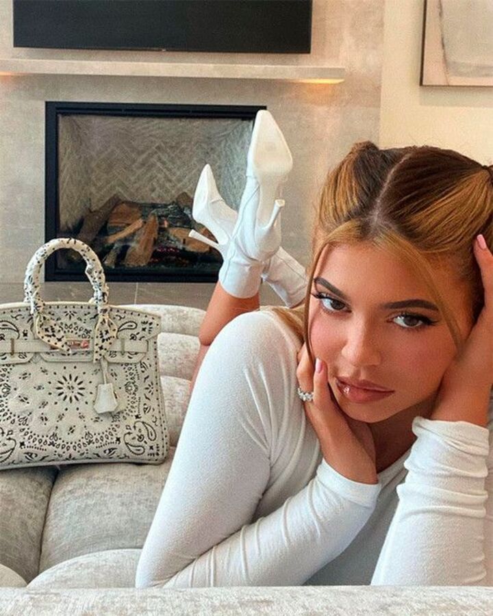 quấn khăn bandana lên túi kylie jenner