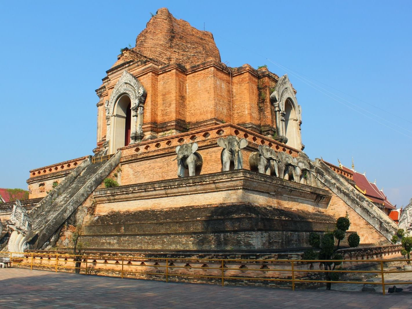 chùa chedi luang chiang mai thái lan