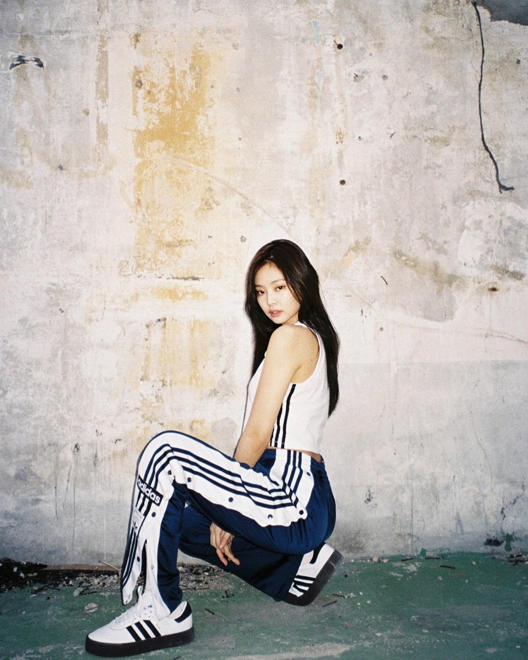 jennie quần thể thao adidas