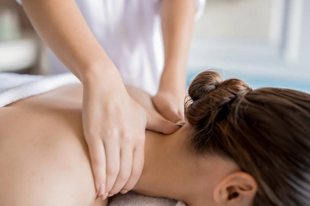 Massage là một cách thức hiệu quả để kích thích lưu thông máu tại vùng da cổ