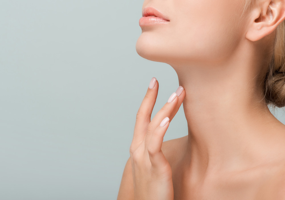 Việc sử dụng kem dưỡng ẩm giúp giữ cho vùng da cổ luôn mềm mại và mịn màng