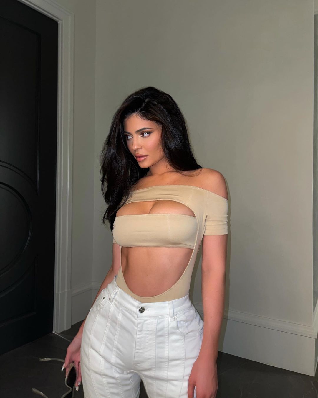 Kylie Jenner cùng áo trễ vai cùng áo nhỏ bên trong