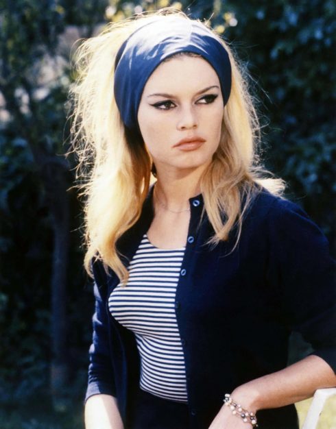 Tạo hình với băng đô to bản của Brigitte Bardot trong phim 