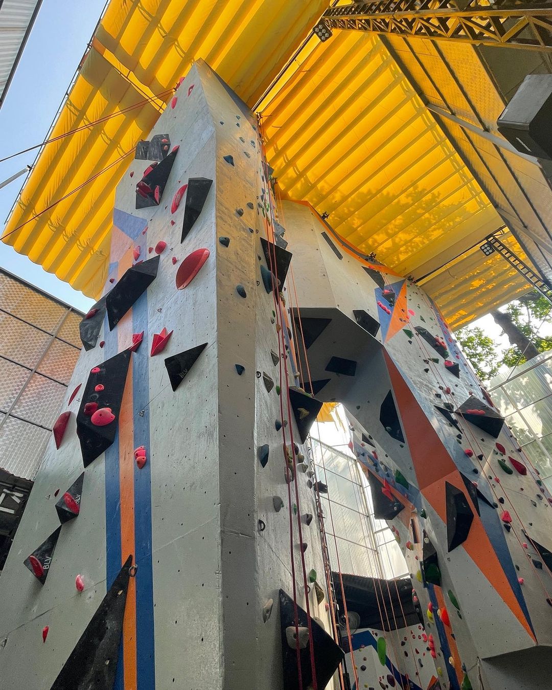 Hình ảnh leo núi nhân tạo tại Saigon Climbing Center 