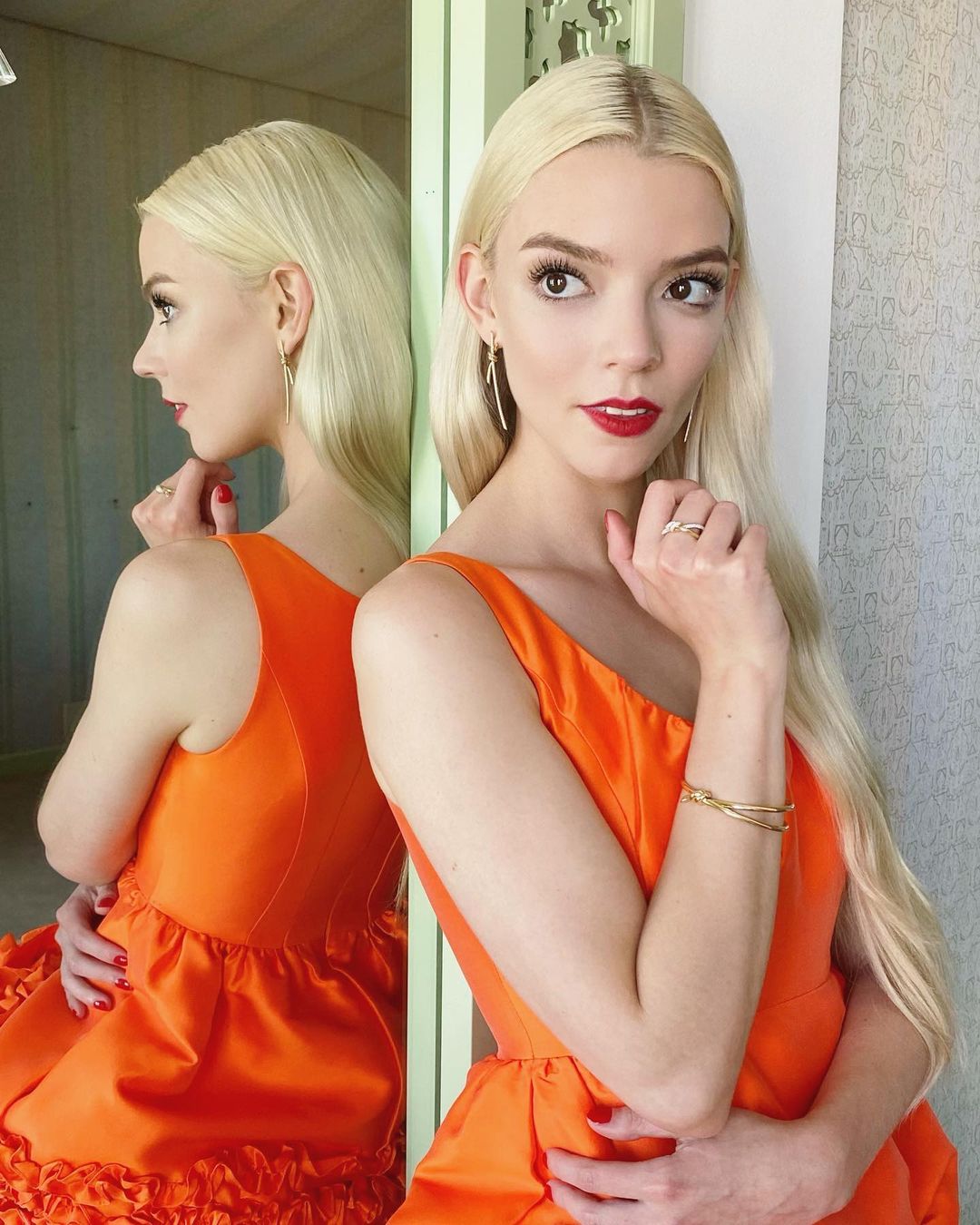 phối đồ thanh lịch như anya taylor-joy cam