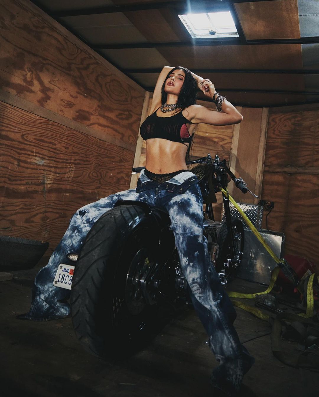 Kylie Jenner diện quần hoạ tiết