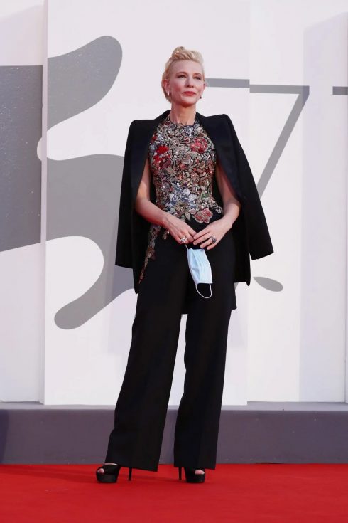 Để đổi sang mặc cùng với blazer và quần tây tại Liên hoan phim Venice 2020. Bí quyết nằm ở việc cô luôn chọn những màu sắc dễ phối như đen, trắng. (Ảnh: Getty Images)