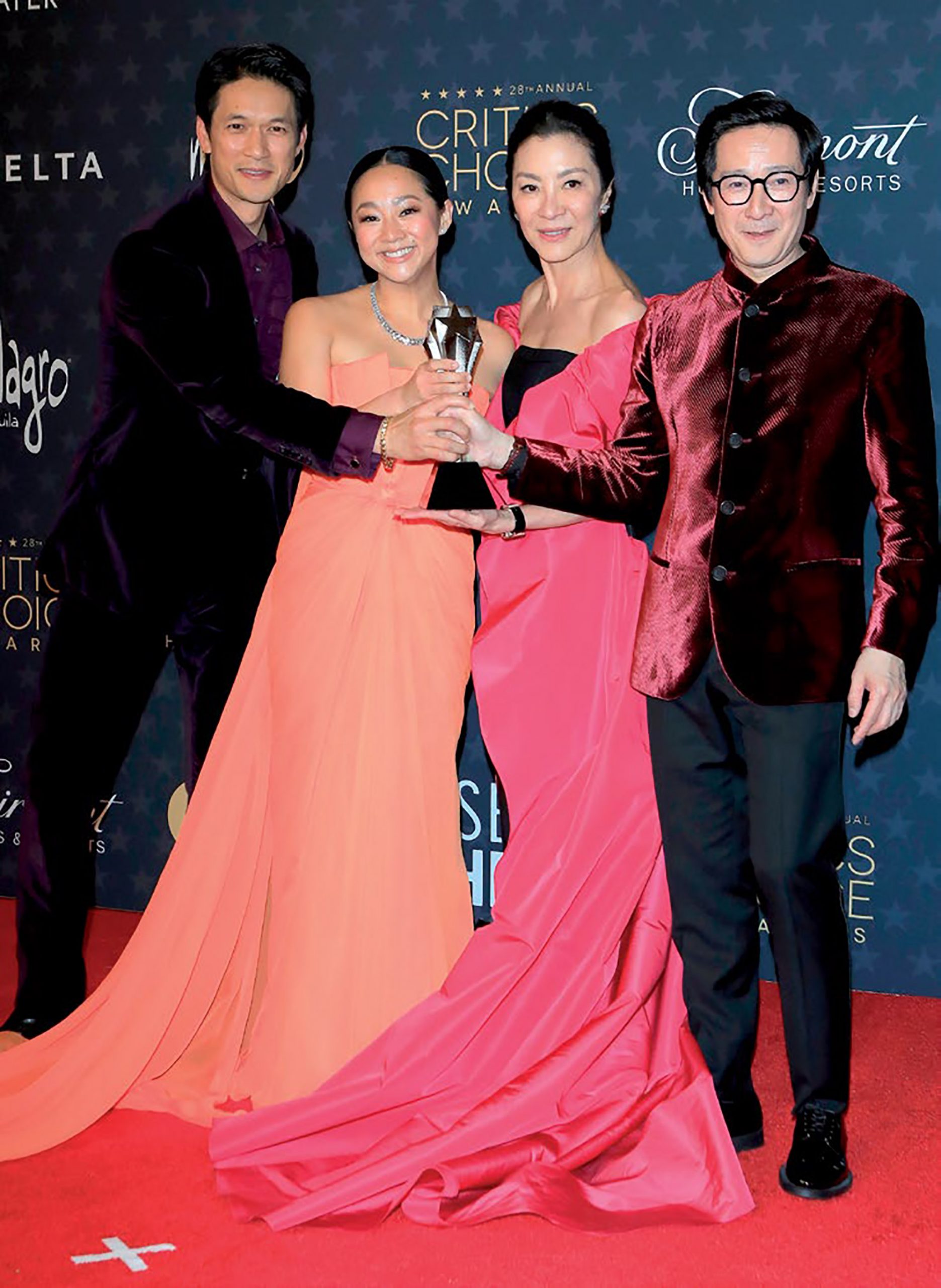 Dương Tử Quỳnh: Biểu tượng gốc Á làm rung chuyển Hollywood ở tuổi U70 Duong Tu Quynh tai le trao giai oscar scaled - Dương Tử Quỳnh: Biểu tượng gốc Á làm rung chuyển Hollywood ở tuổi U70