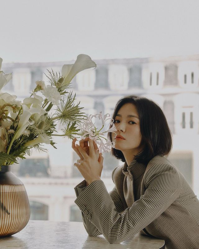 Gương mặt hình trái xoan cùng các đường nét sắc sảo của Song Hye Kyo rất thích hợp với kiểu tóc ngắn rẽ ngôi giữa có độ phồng và phần đuôi uốn cụp vào gương mặt