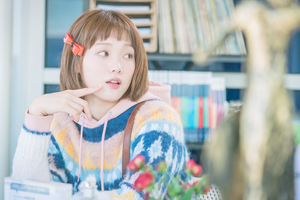 Sử dụng sản phẩm tạo kiểu tóc phù hợp để giữ mái tóc luôn vào nếp như Lee Sung Kyung trong phim Cô nàng cử tạ