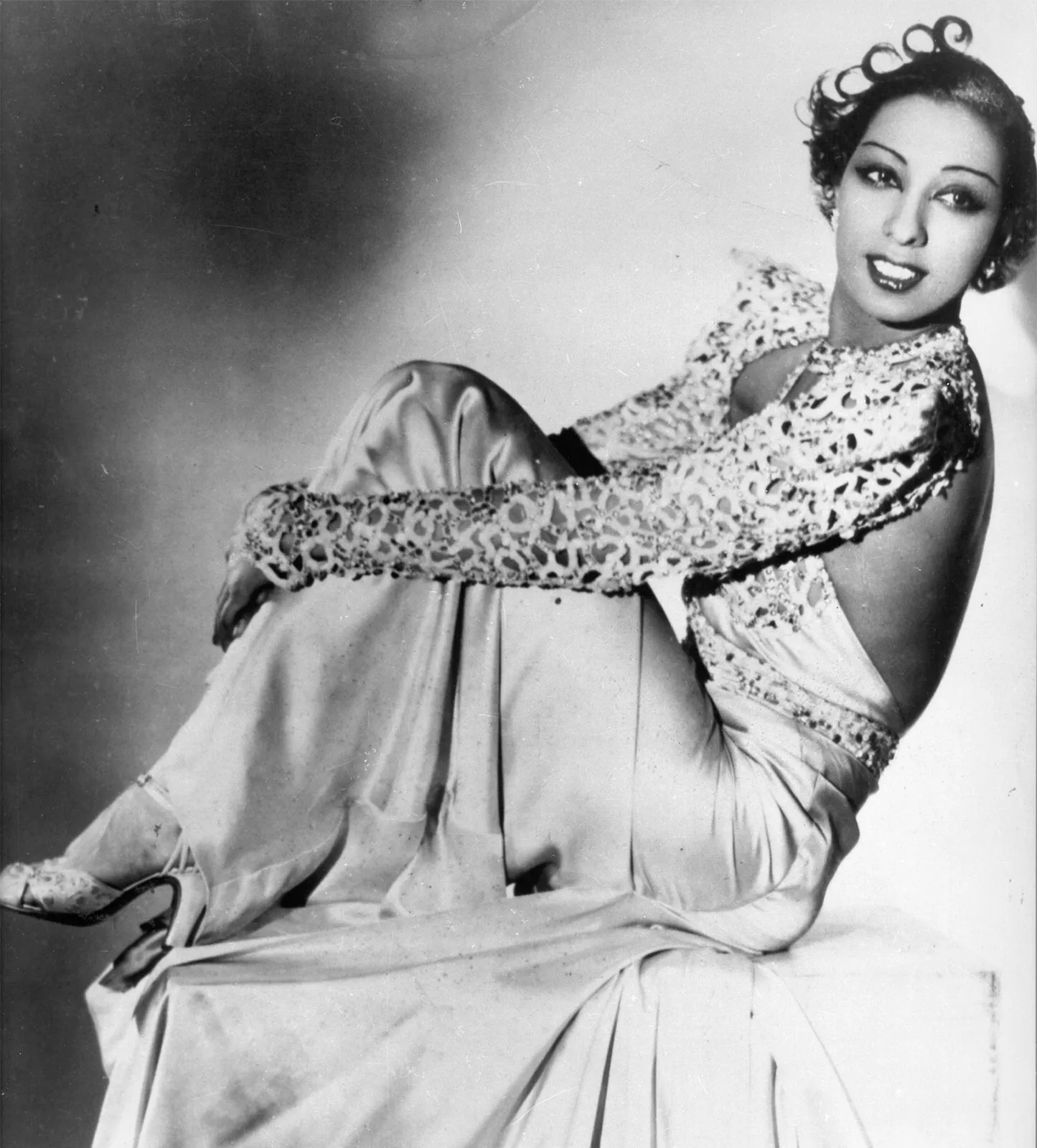 josephine baker mặc váy hở lưng