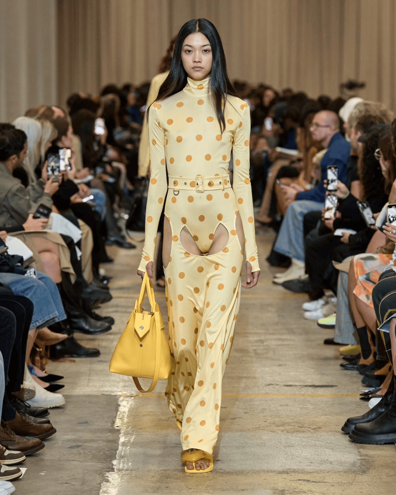 Burberry sàn diễn 2023 bộ trang phục polka dots vàng