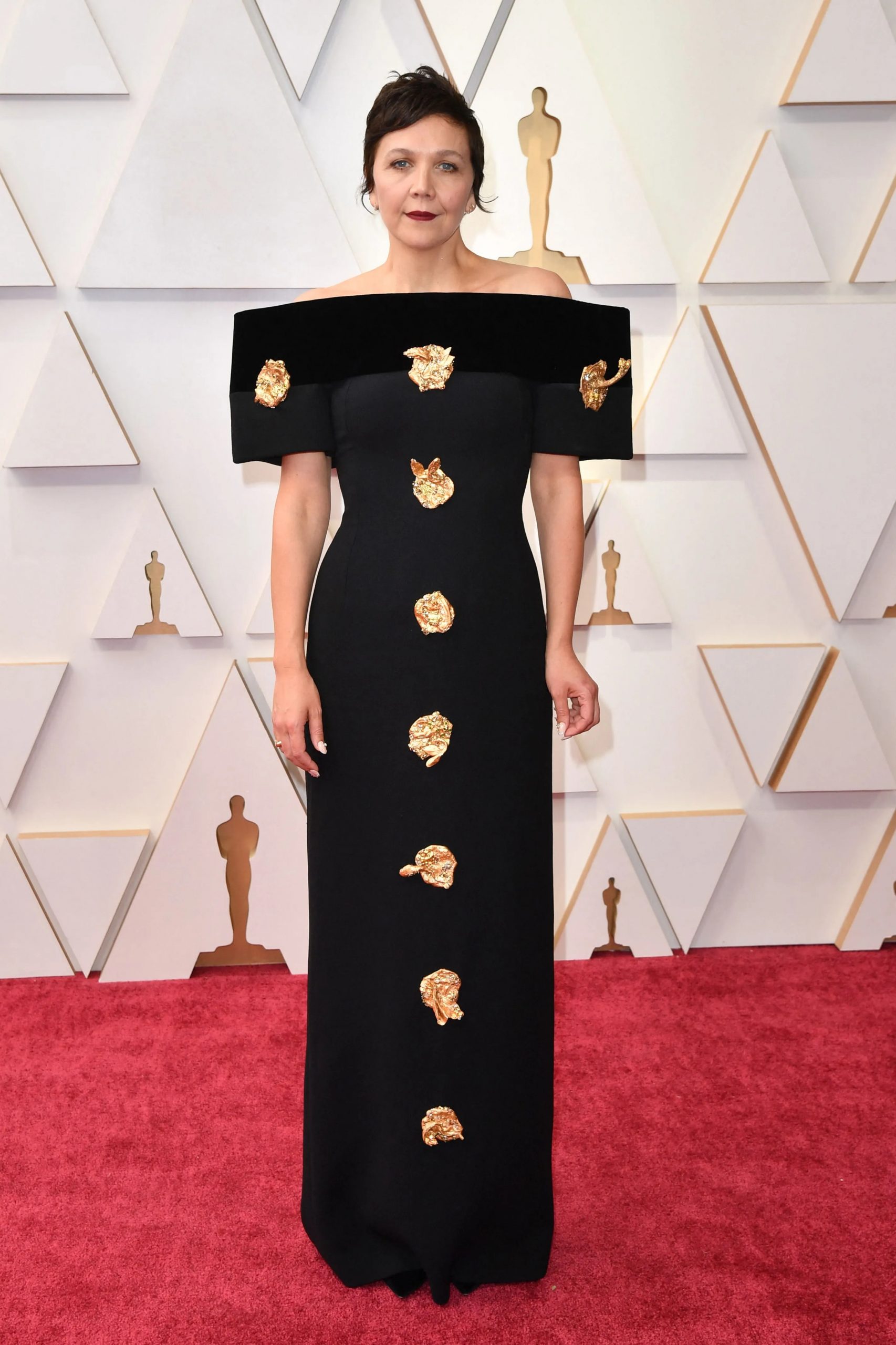 maggie mặc schiaparelli tại oscar 2022