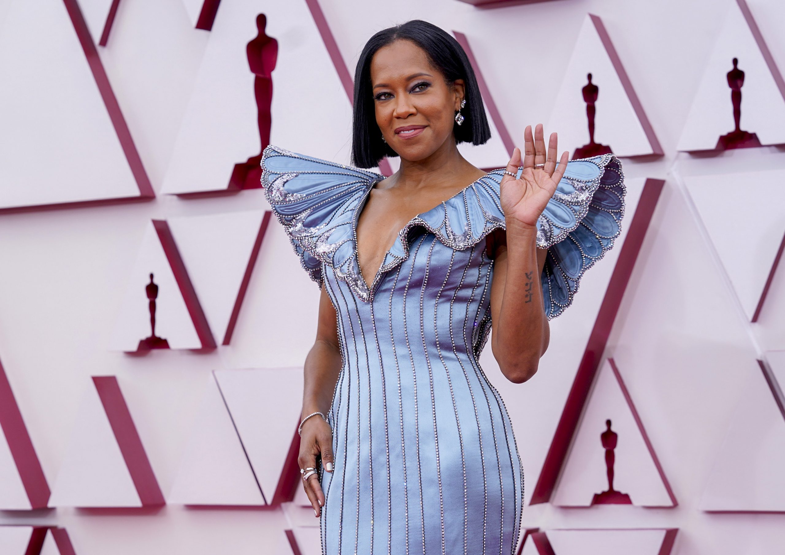 regina king váy đính kim cương