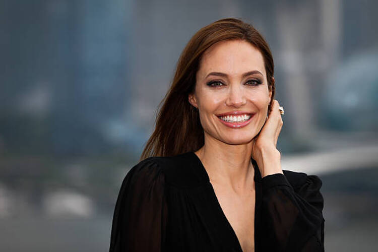 angelina jolie phụ nữ trên 40 tuổi