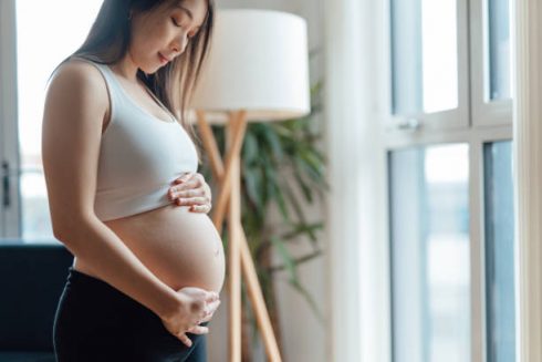 Không sử dụng qua nhiều lá tía tô cho phụ nữ mang thai vì có thể gây tăng huyết áp, ảnh hưởng đến thai nhi và sức khỏe mẹ bầu. Ảnh: Getty images. 