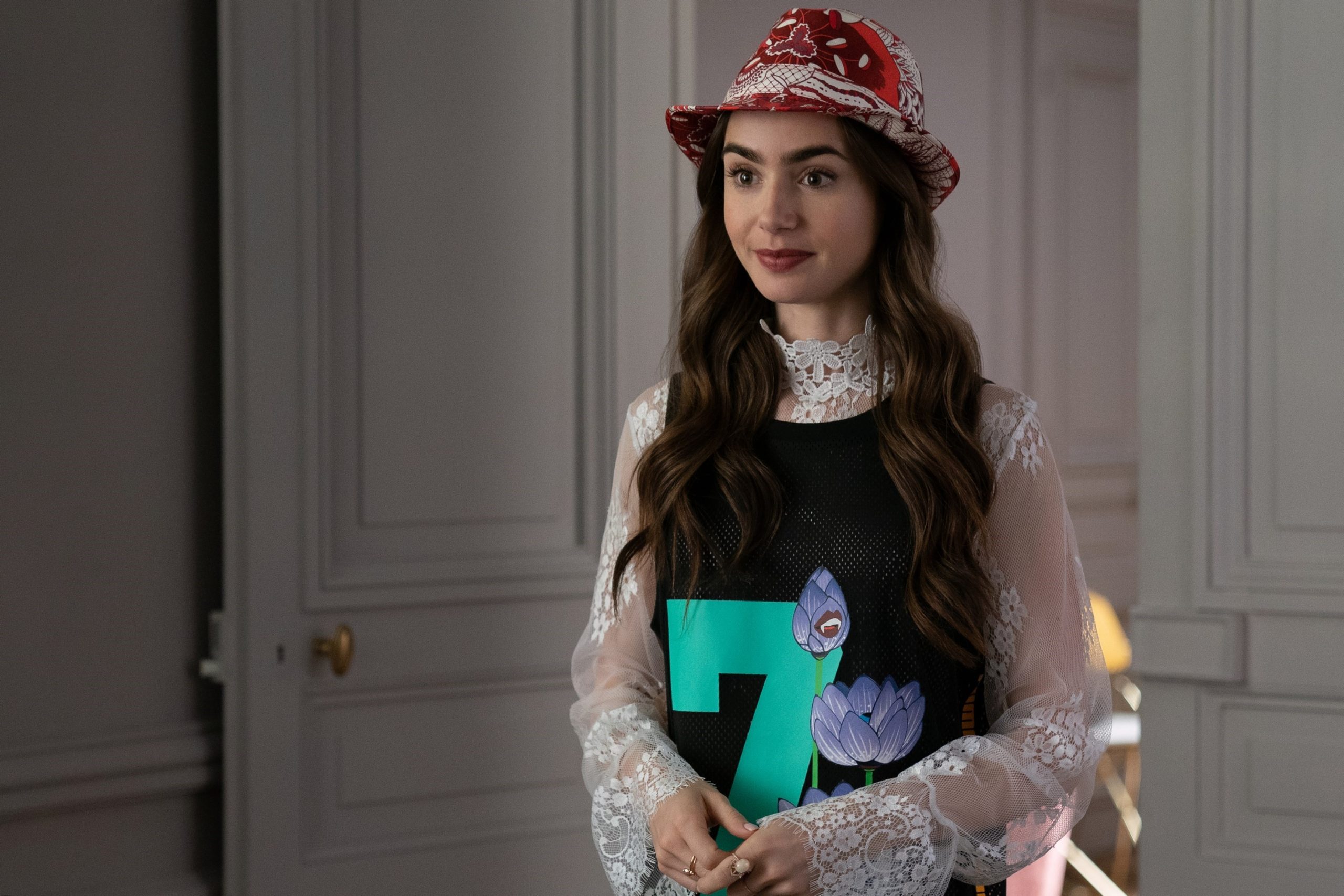 lily collins trong vai diễn emily cooper