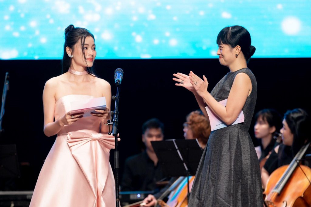 Chị Liên Chi Nguyễn - Giám đốc Nội dung của Tạp chí Phái đẹp ELLE cùng diễn viên, người mẫu Lan Thy xướng tên những sản phẩm đoạt giải thưởng Reader’s Choice trong khuôn khổ sự kiện